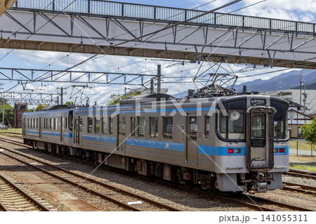 伊予西条駅に停車する電車 伊予西条駅に停車する電車 141055311