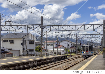 伊予西条駅に入る電車 伊予西条駅に入る電車 141055313