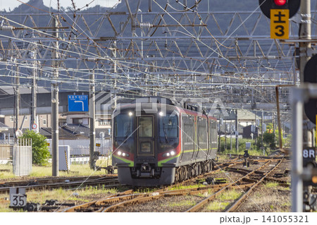 多度津駅に入る特急列車 多度津駅に入る特急列車 141055321