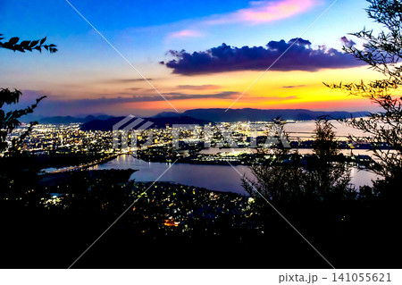 【香川】夏の屋島　れいがん茶屋前から見下ろす夕暮れ時の高松 141055621