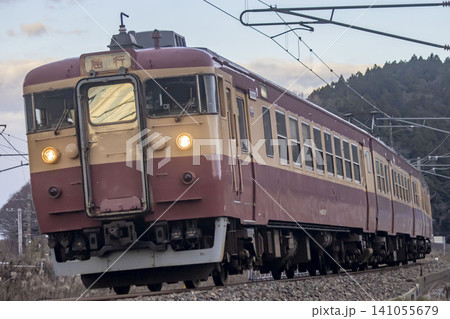 夕方のえちごトキめき鉄道の急行列車 夕方のえちごトキめき鉄道の急行列車 141055679