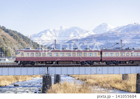 えちごトキめき鉄道の急行列車と山並みの風景 えちごトキめき鉄道の急行列車と山並みの風景 141055684