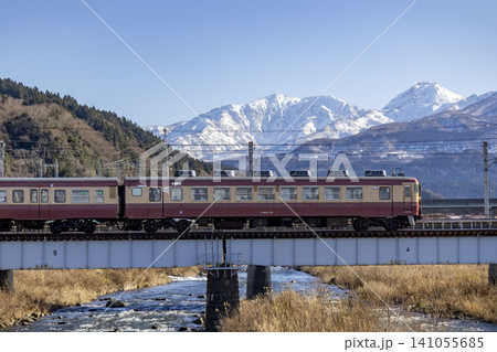 えちごトキめき鉄道の急行列車と山並みの風景 えちごトキめき鉄道の急行列車と山並みの風景 141055685