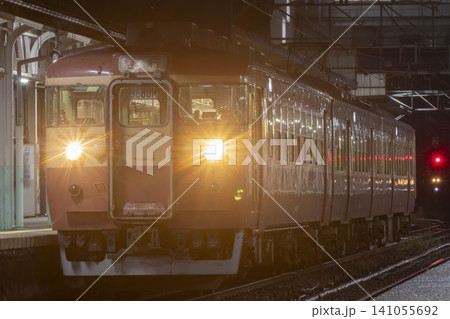 えちごトキめき鉄道の夜行急行列車 えちごトキめき鉄道の夜行急行列車 141055692