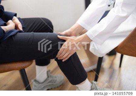 患者の膝を診察する女性医師の手元のクローズアップ 患者の膝を診察する女性医師の手元のクローズアップ 141055709