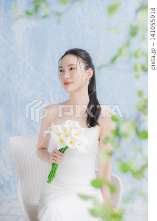 ウェディングドレスを着た若い女性 ウェディングドレスを着た若い女性 141055918