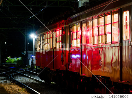 夜の大平台駅で出発を待つ箱根登山鉄道モハ1形 夜の大平台駅で出発を待つ箱根登山鉄道モハ1形 141056005