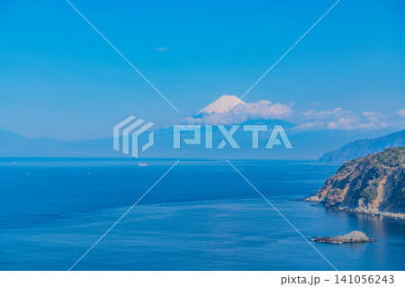 【静岡県】西伊豆・恋人岬から望む駿河湾フェリーと富士山 【静岡県】西伊豆・恋人岬から望む駿河湾フェリーと富士山 141056243