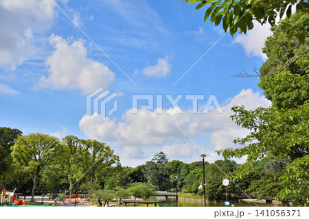 《愛知県》名古屋市名城公園から見る名古屋城 《愛知県》名古屋市名城公園から見る名古屋城 141056371