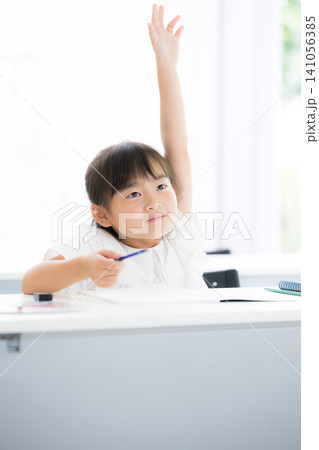 明るい教室で笑顔で手を挙げて発表する小学生の女の子・授業や積極性を表現した教育イメージ わかる人~! 明るい教室で笑顔で手を挙げて発表する小学生の女の子・授業や積極性を表現した教育イメージ わかる人~! 141056385