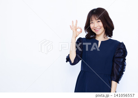 OKサインをしている女性 OKサインをしている女性 141056557