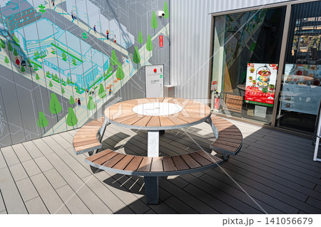 フォレストスクエア仙川 3階の円形ベンチ 春晴れ 東京都調布市仙川町 フォレストスクエア仙川 3階の円形ベンチ 春晴れ 東京都調布市仙川町 141056679