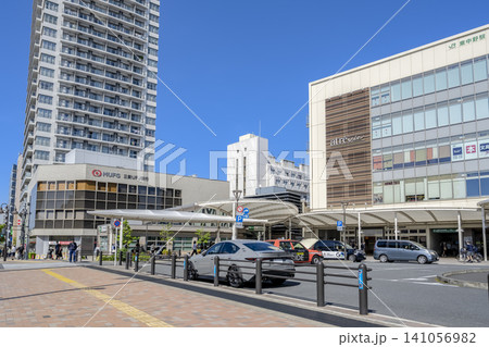 東京都中野区の都市風景 東中野駅前の駅ビルと街並み 東京都中野区の都市風景 東中野駅前の駅ビルと街並み 141056982
