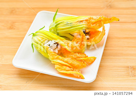 花ズッキーニに具材を詰めた家庭料理 花ズッキーニに具材を詰めた家庭料理 141057294