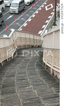 歩道橋下り 141057324