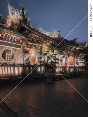 台湾・台北の伝統的な名所「龍山寺」で、夜間に美しくライトアップされた幻想的なお寺の風景 141057327