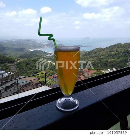 台湾・九份のレストランから快晴の空の下に広がる、美しい海と山々を望む絶景風景 141057329