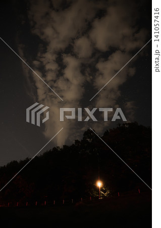夜の山道に灯る街灯と雲が広がる星空 夜の山道に灯る街灯と雲が広がる星空 141057416