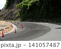 青空の下の山道に新しく舗装されたきれいなアスファルトのカーブ 141057487