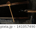 神社の手水舎で竹の筒から静かに水が流れ落ちる様子と木製の柄杓 141057490
