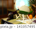 お盆の供え物として盆棚に並ぶきゅうりの精霊馬となすの精霊牛 141057495