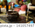 盆棚に置かれた線香の煙が立ち上る香炉と火の灯った一対の和蝋燭 141057497