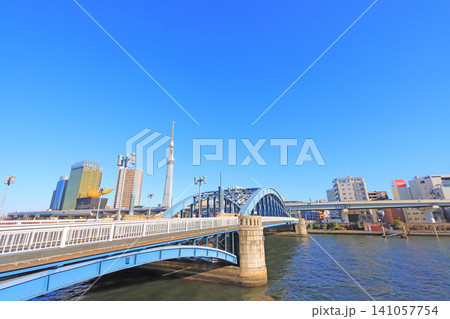 東京都墨田区、東京スカイツリーと駒形橋の風景 東京都墨田区、東京スカイツリーと駒形橋の風景 141057754