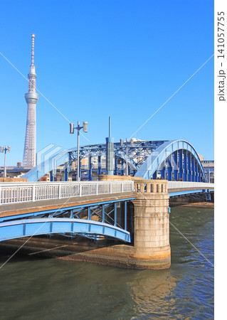 東京都墨田区、東京スカイツリーと駒形橋の風景 東京都墨田区、東京スカイツリーと駒形橋の風景 141057755