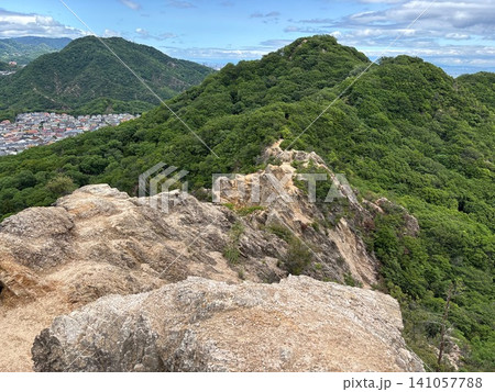 馬の背 核心部の岩の細尾根 須磨アルプス縦走路 馬の背 核心部の岩の細尾根 須磨アルプス縦走路 141057788