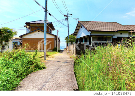 【香川】夏の豊島 ドンドロ浜へ続く路地 【香川】夏の豊島 ドンドロ浜へ続く路地 141058475