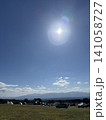 眩しい太陽の光が降り注ぐ広大な高原のキャンプ場 141058727