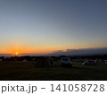 朝日が地平線に沈む美しいキャンプ場と広大な空の風景 141058728
