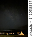 天の川が夜空に広がるキャンプ場の美しい星空風景 141058857