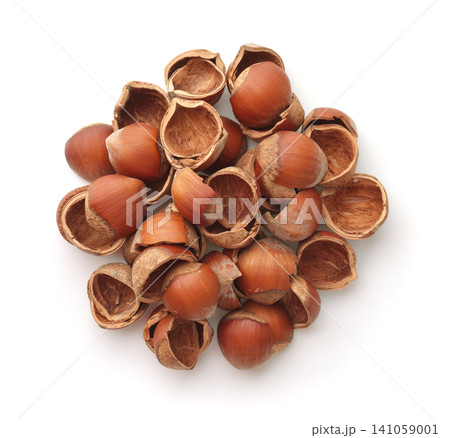 Top view of empty cracked hazelnut shells 141059001