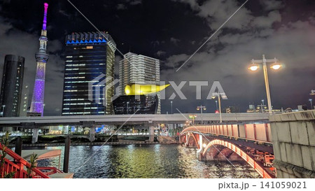 東京夜景 隅田川の吾妻橋と東京スカイツリー（浅草観光・都市風景・広角カット） 141059021