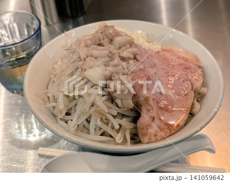 背脂と大ぶりチャーシューがのった濃厚な二郎系ラーメン 背脂と大ぶりチャーシューがのった濃厚な二郎系ラーメン 141059642