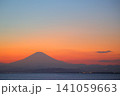 相模湾越しの富士山、夕暮れ時の江の島大橋にて 141059663