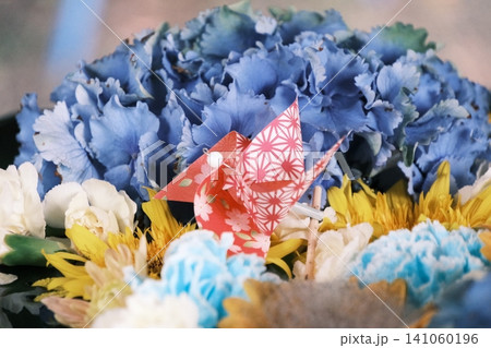 青い紫陽花と色鮮やかな花々に囲まれた和柄の風車 青い紫陽花と色鮮やかな花々に囲まれた和柄の風車 141060196