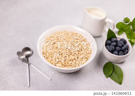 Rolled oats a healthy breakfast with blueberries and milk 141060651