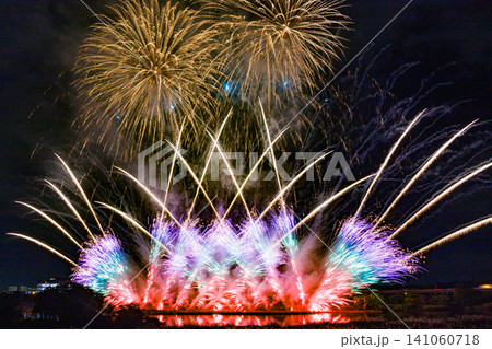 夜空に広がるカラフルな花火 141060718