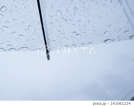 透明なビニール傘に付いた雨粒のクローズアップ|梅雨や雨天を表現する背景素材 透明なビニール傘に付いた雨粒のクローズアップ|梅雨や雨天を表現する背景素材 141061224