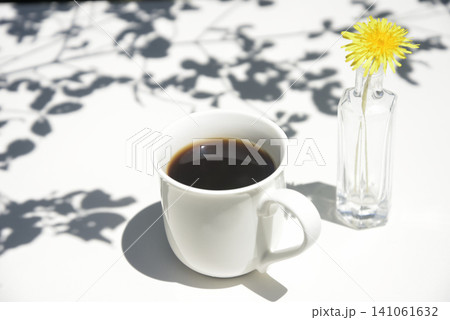 木漏れ日にコーヒー 木漏れ日にコーヒー 141061632