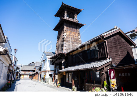 【小江戸川越】早朝の蔵造りのレトロな町並みと時の鐘 【小江戸川越】早朝の蔵造りのレトロな町並みと時の鐘 141061646