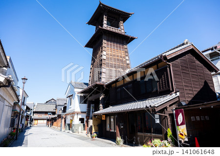 【小江戸川越】早朝の蔵造りのレトロな町並みと時の鐘 【小江戸川越】早朝の蔵造りのレトロな町並みと時の鐘 141061648