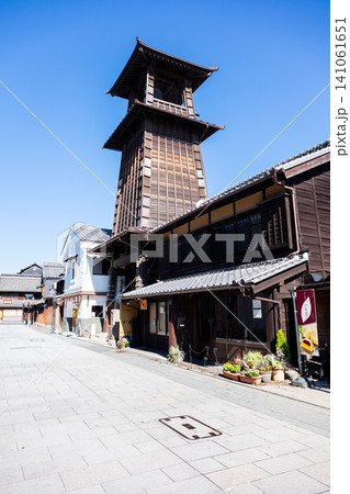 【小江戸川越】早朝の蔵造りのレトロな町並みと時の鐘 【小江戸川越】早朝の蔵造りのレトロな町並みと時の鐘 141061651