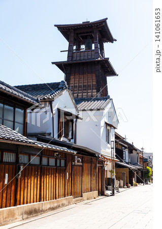 【小江戸川越】早朝の蔵造りのレトロな町並みと時の鐘 【小江戸川越】早朝の蔵造りのレトロな町並みと時の鐘 141061653