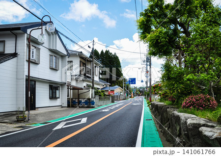 千葉県大多喜町の静かな町並みと続く道路 千葉県大多喜町の静かな町並みと続く道路 141061766