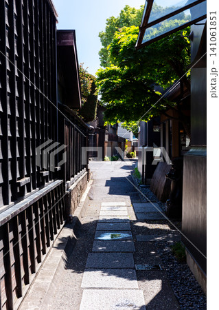 【小江戸川越】早朝のレトロな蔵造りの町並みの路地 【小江戸川越】早朝のレトロな蔵造りの町並みの路地 141061851