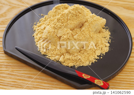 美味しそうな山梨銘菓の信玄餅 美味しそうな山梨銘菓の信玄餅 141062590