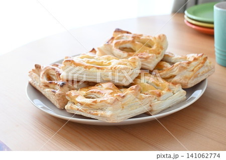 手作りミニアップルパイを積み重ねた焼きたてスイーツ 手作りミニアップルパイを積み重ねた焼きたてスイーツ 141062774